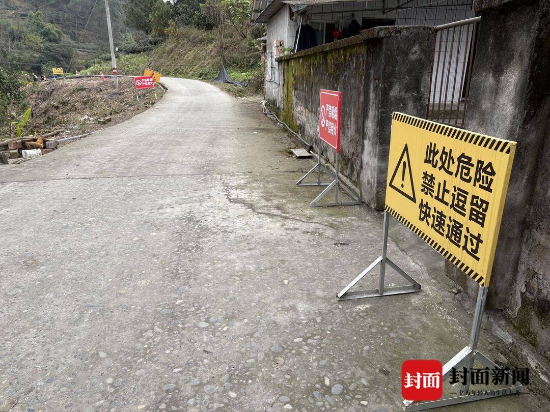 欧洲杯足球平台_四川乐山一村道自燃两个月不熄火 看稀奇的人带酒带肉烤烧烤