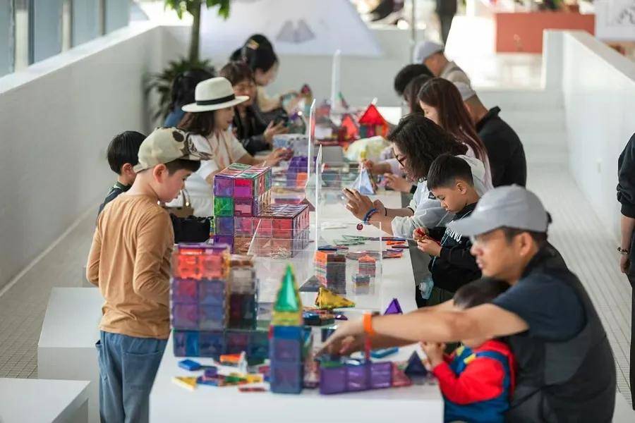 如何申请皇冠信用網
_口碑爆棚！观众打飞的乘高铁涌向上海如何申请皇冠信用網
，从早到晚排长队！沪上新顶流创纪录