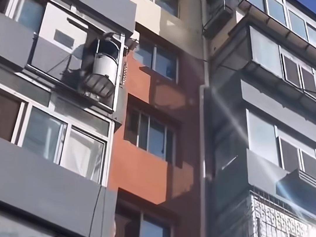 皇冠信用網代理流程
_辽宁葫芦岛一老人自制电梯上五楼皇冠信用網代理流程
，居委会：曾申请专利，目前已拆除