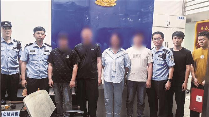 皇冠信用网登123出租
_三男一女准备50万元到厦门买金条皇冠信用网登123出租
！珠宝店长惊到报警→