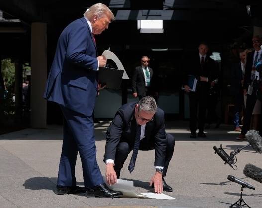 世俱杯直播_G7峰会上弯腰捡起特朗普掉落的文件世俱杯直播，斯塔默回应：为了避免安全恐慌