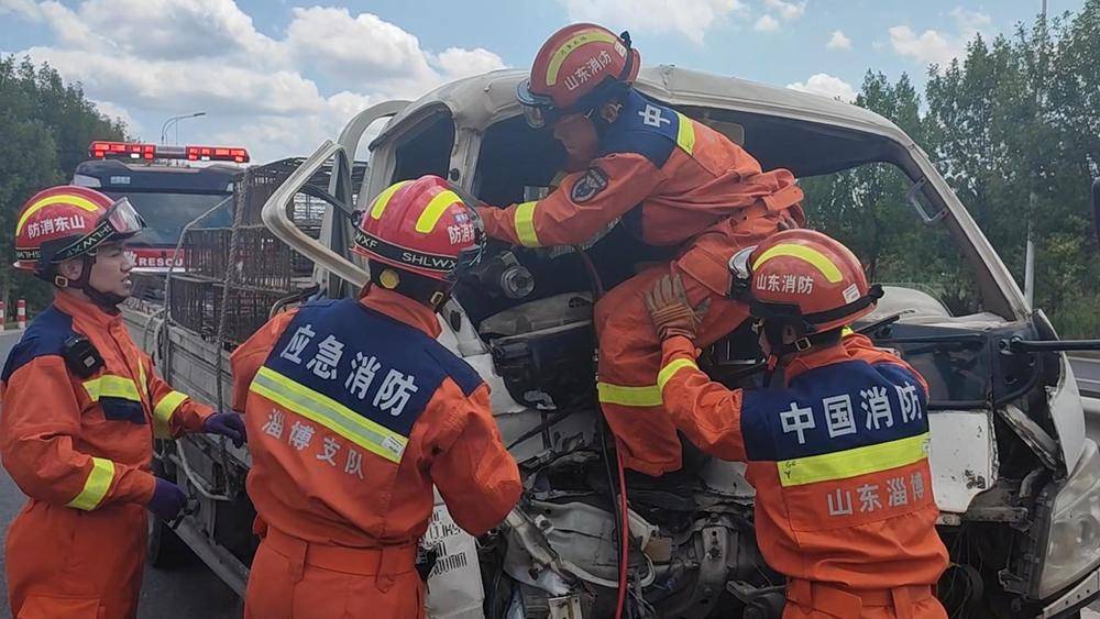 大阪vs奈良俱乐部_山东淄博:两车相撞大阪vs奈良俱乐部,1人被困驾驶室,淄博消防成功救援