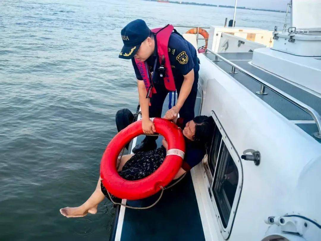 皇冠信用网平台
_60岁女子不慎落水皇冠信用网平台
，在长江中漂流了5小时近100公里！所幸被过路船只发现报警救起