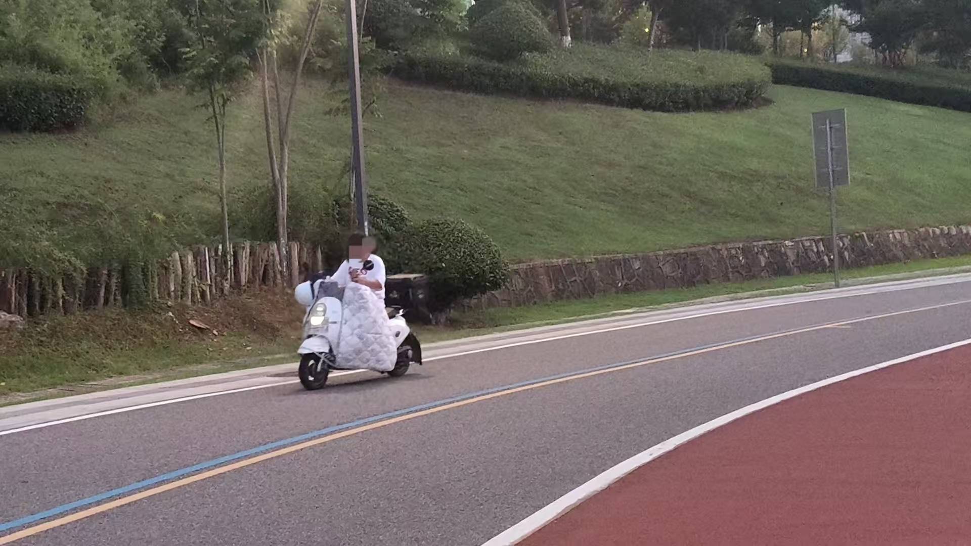 体育皇冠信用网_“时不时看到120来！”长沙一公园夜骑事故频发体育皇冠信用网，记者探访！多方回应