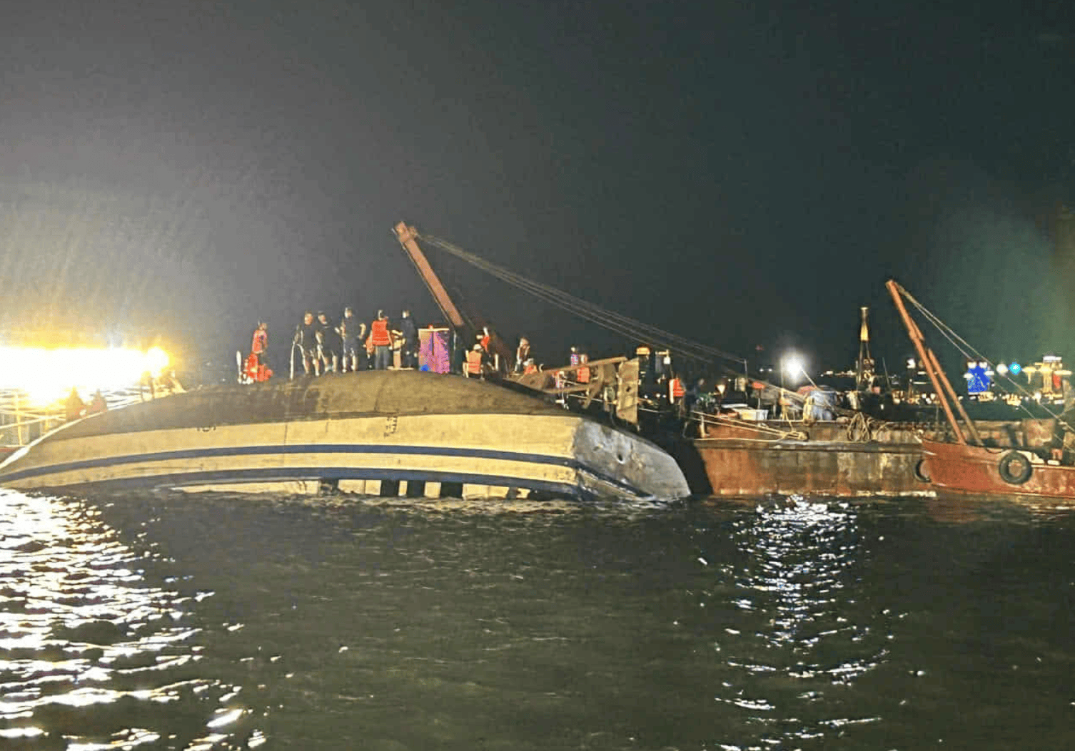 体育皇冠信用网
_雷暴突袭！越南游船倾覆已致34死体育皇冠信用网
，有男孩4小时后获救，山峰被雷电击中起火