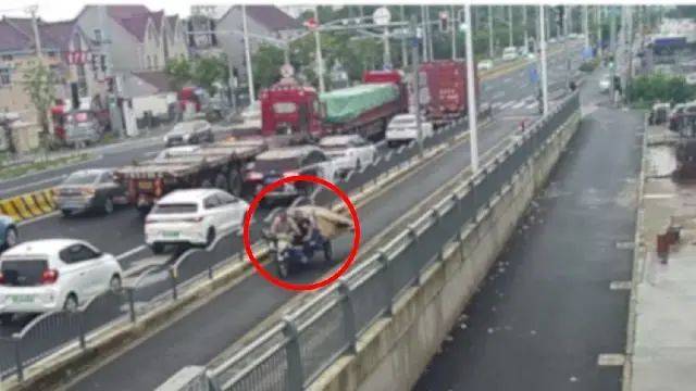 皇冠信用网去哪里弄
_男子为方便施工队装修新家皇冠信用网去哪里弄
，将钥匙放楼道消防栓内，致刚买的家电全部不翼而飞！