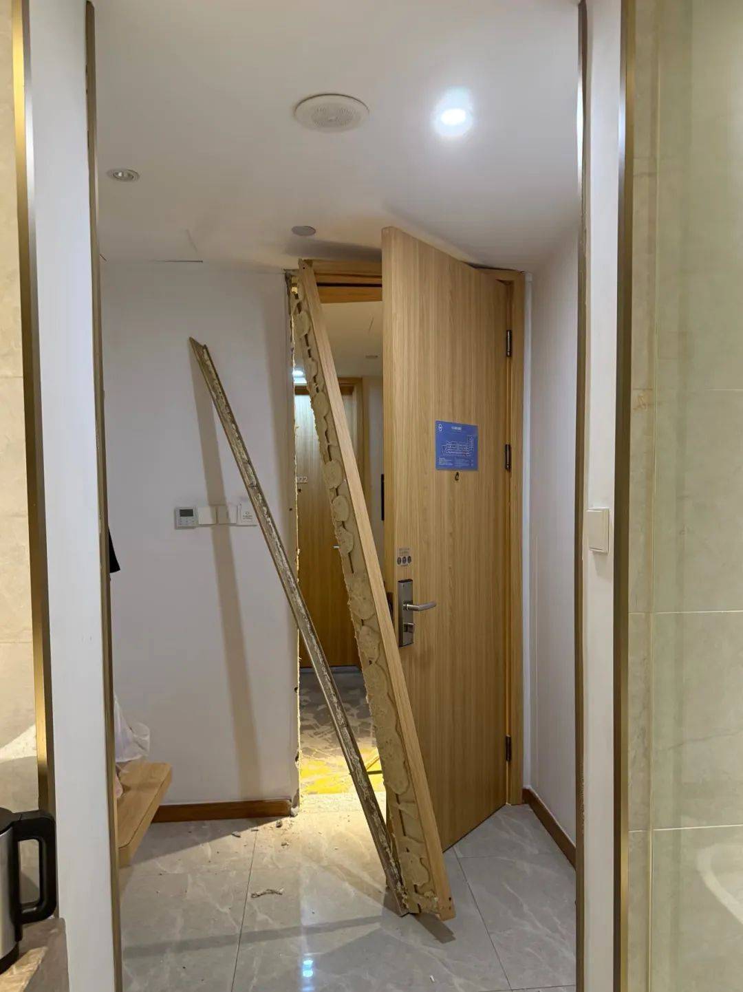 皇冠信用网出租足球
_男子在杭州一酒店洗澡时被陌生人暴力闯入皇冠信用网出租足球
，房间大门被踢烂，踹门男子怀疑前女友正在酒店与他人开房