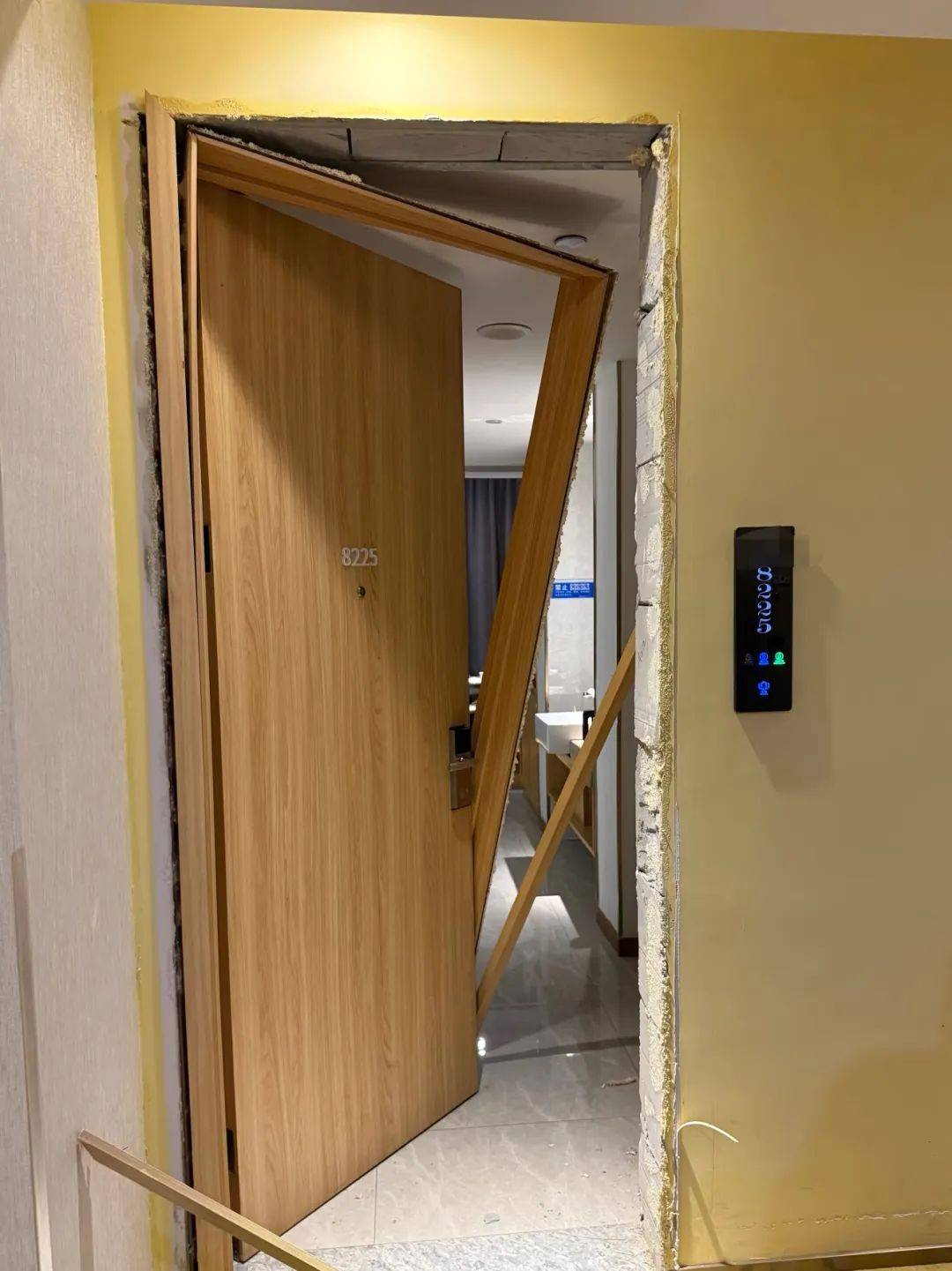 皇冠信用网出租足球
_男子在杭州一酒店洗澡时被陌生人暴力闯入皇冠信用网出租足球
，房间大门被踢烂，踹门男子怀疑前女友正在酒店与他人开房