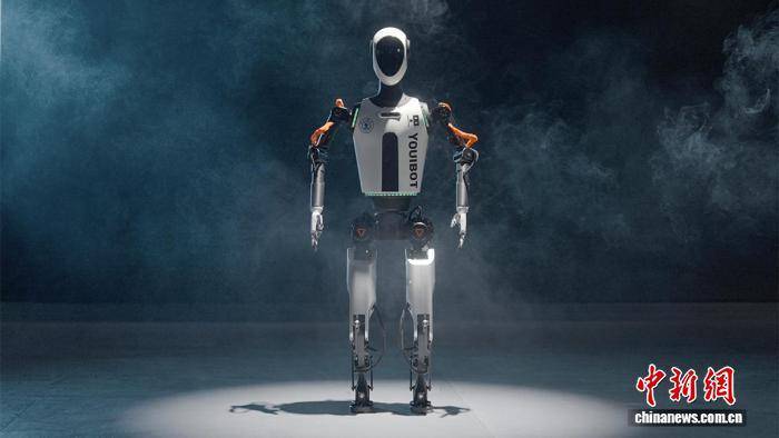 皇冠信用網登2代理
_人形机器人“凌枢”在合肥发布 可实现跨场景集群作业