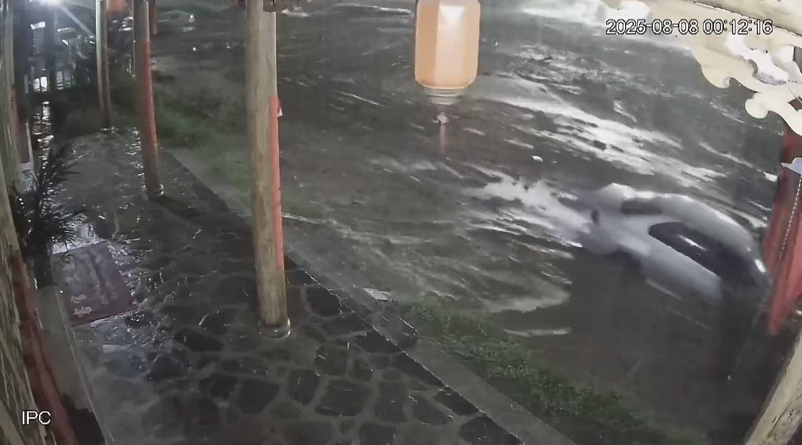 阿根廷职业联赛特别投注
_山洪爆发致甘肃榆中一河道涨水3米阿根廷职业联赛特别投注
，监控拍下洪水冲走10余辆汽车，1分钟清空停车场