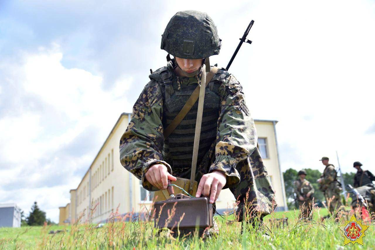 英格兰北部东部甲组联赛
_乌克兰爆出猛料英格兰北部东部甲组联赛
，白俄罗斯即将宣布紧急戒严，组三国联军直扑基辅