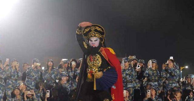 沙特阿拉伯U20 vs 伊拉克U20_兰州大学军训期间大一女生表演川剧吐火沙特阿拉伯U20 vs 伊拉克U20，校方：学生来自东北，因个人爱好自学