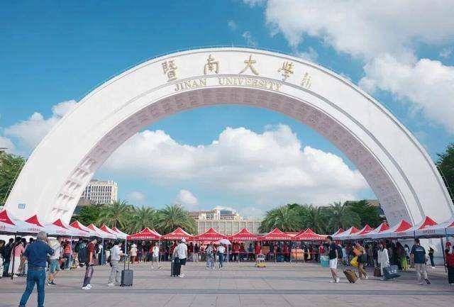 全红婵已到暨南大学报到谢周三 vs 布里斯托城，与体育学院院长苏炳添合影留念 | 谢周三 vs 布里斯托城