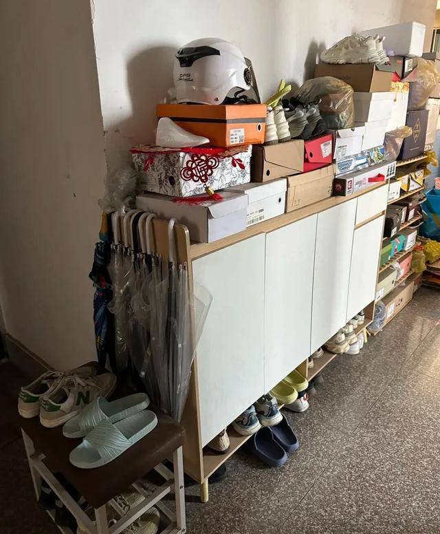 意大利甲组联赛_物业“不让门口放鞋子”意大利甲组联赛，门口放鞋柜违法吗？