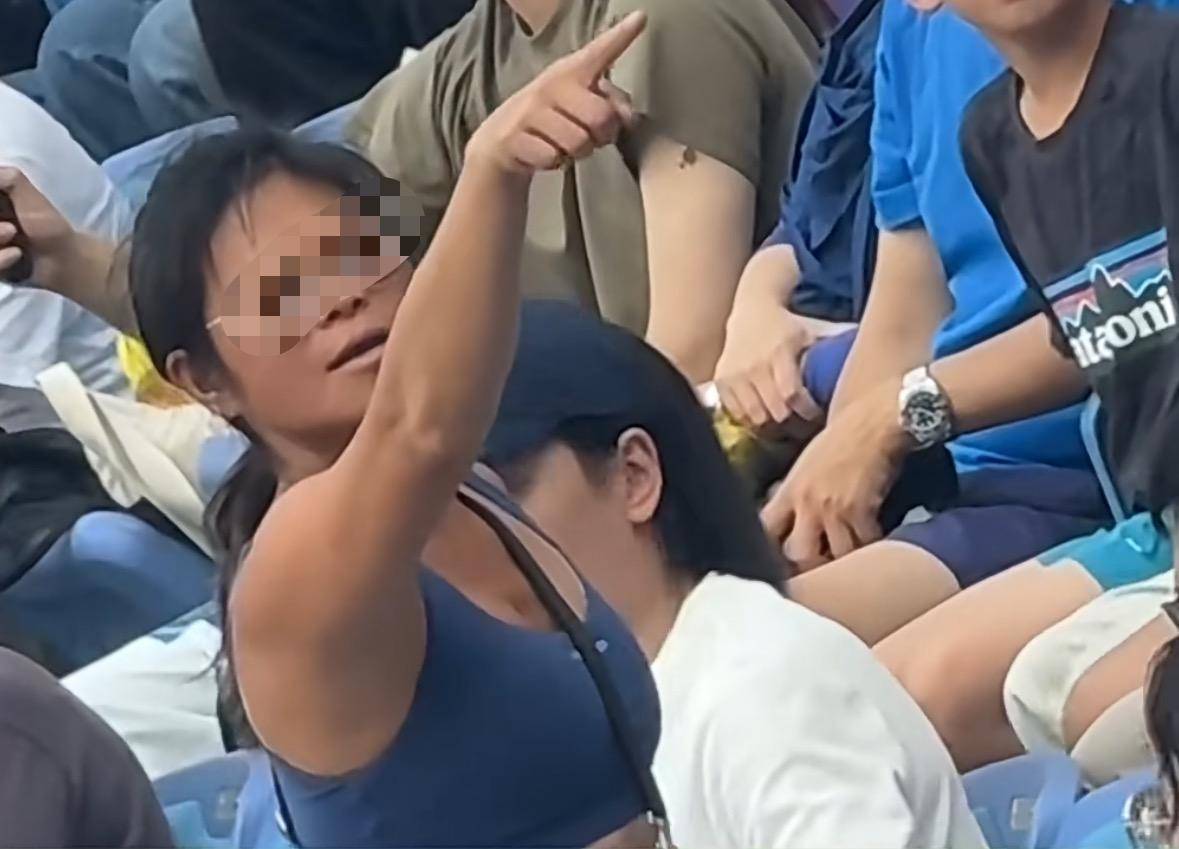 皇冠信用網如何开户_女子酒后观看上海大师赛多次尖叫被抬走处罚皇冠信用網如何开户！主办方发提醒