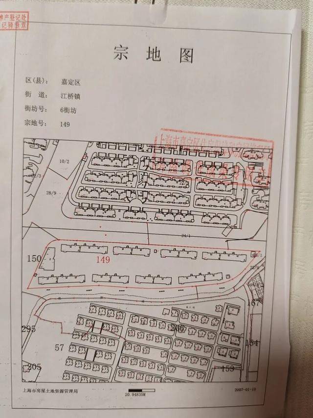 皇冠信用盘如何注册_上海居民投诉后傻眼：只拆了一半！小区绿化被大量铁皮房霸占皇冠信用盘如何注册，还有人住？居民直指小区公共收益疑云