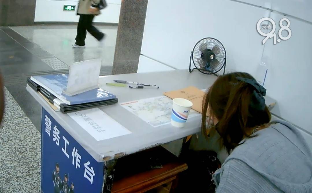 皇冠信用网开户
_杭州地铁内皇冠信用网开户
，女乘客突然崩溃大哭！紧接着……这一幕被拍下